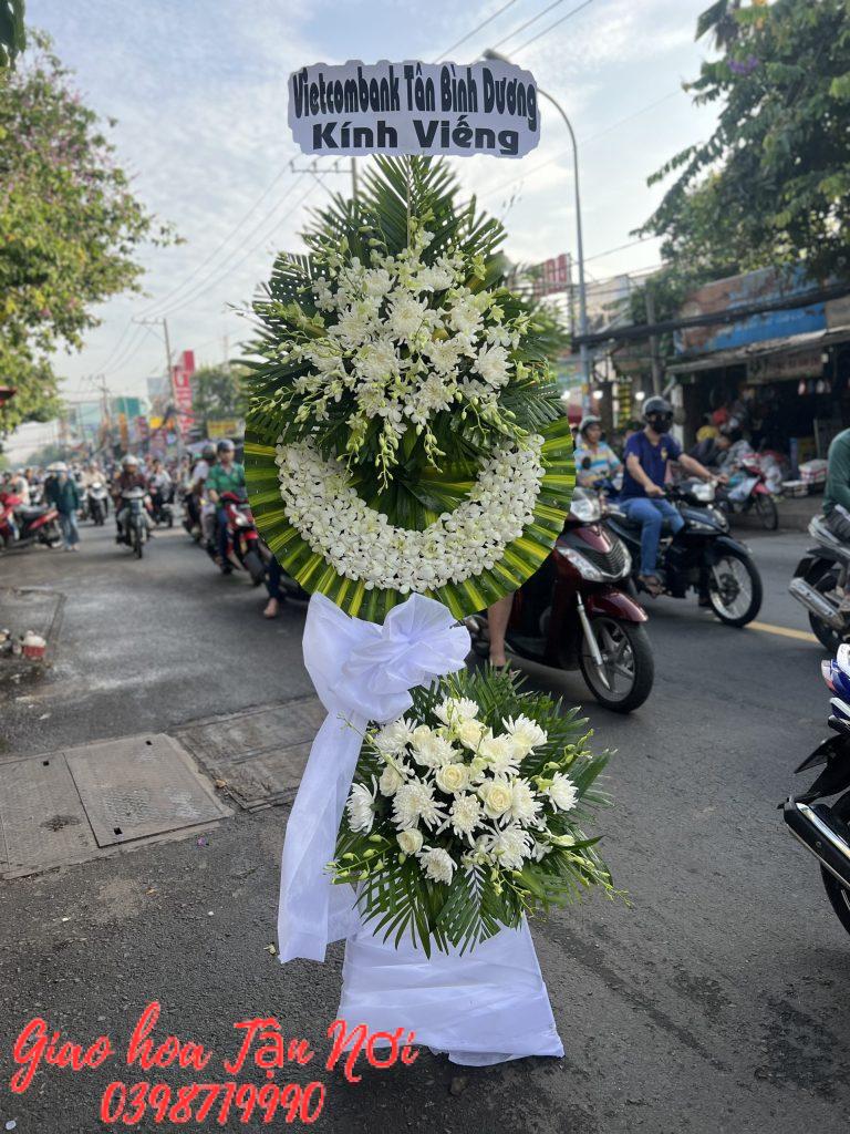 Ý nghĩa sâu sắc của vòng hoa đám tang, hoa chia buồn trong tang lễ