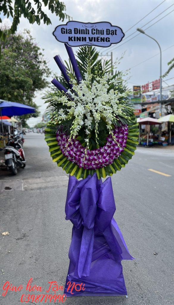 Đặt vòng hoa chia buồn tại khu vực chợ Thủ Đức