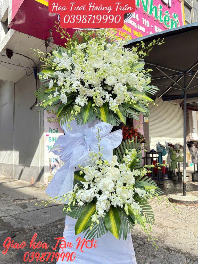Bí Quyết Chọn Mua Vòng Hoa Viếng Đám Tang Người Hoa Chuẩn Nghi Lễ